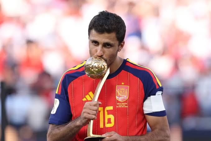 Maestro espanhol, Rodri fecha ciclo de conquistas com título da Copa do Mundo