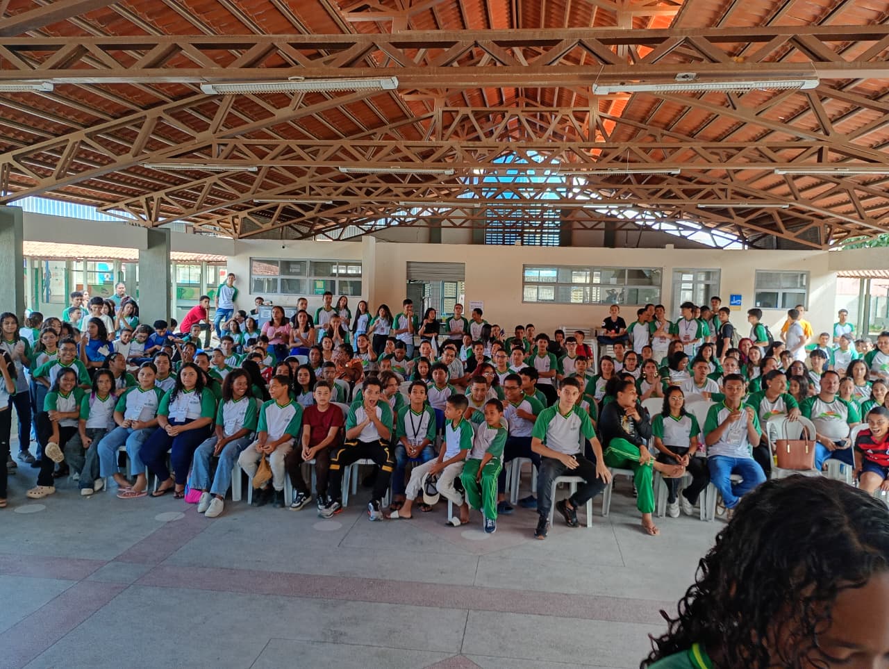 ALUNOS REUNIDOS NO PÁTIO
